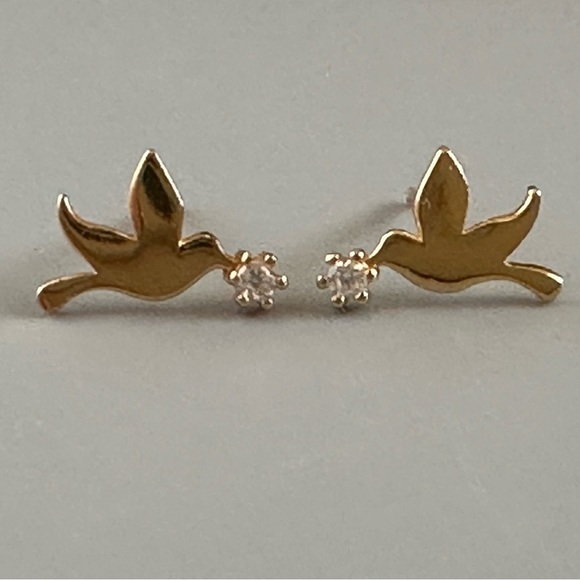 14k Gold Vermeil Tiny Bird Studs - Picture 14 of 15